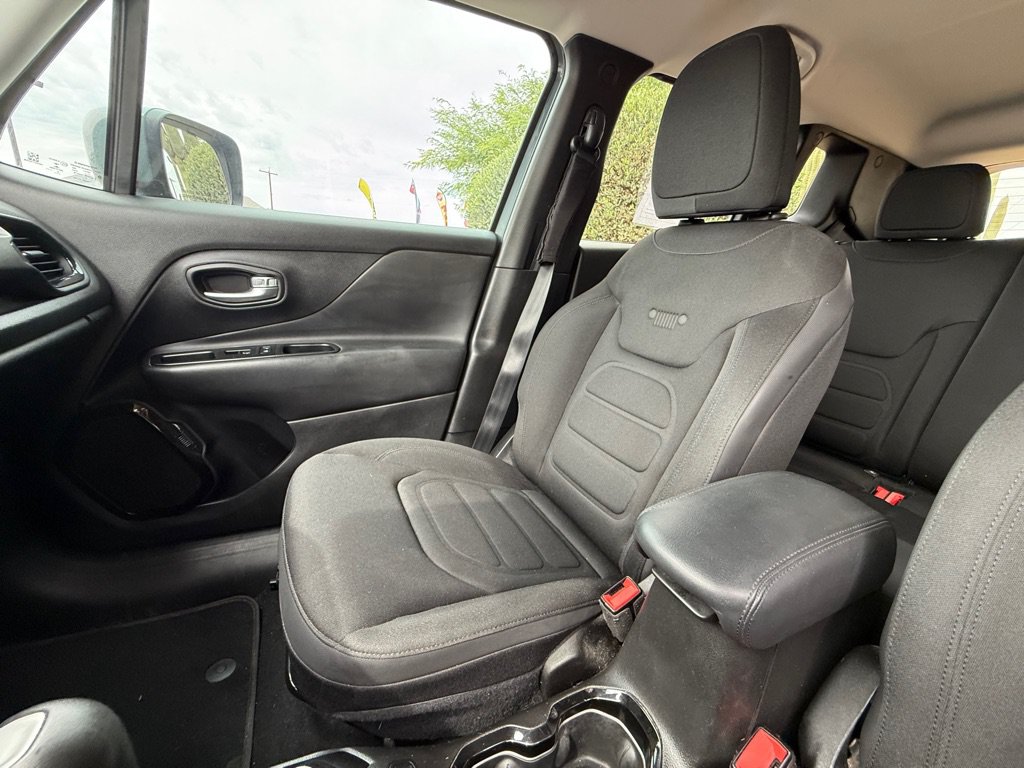 Used 2017 Jeep Renegade Altitude FWD image 11
