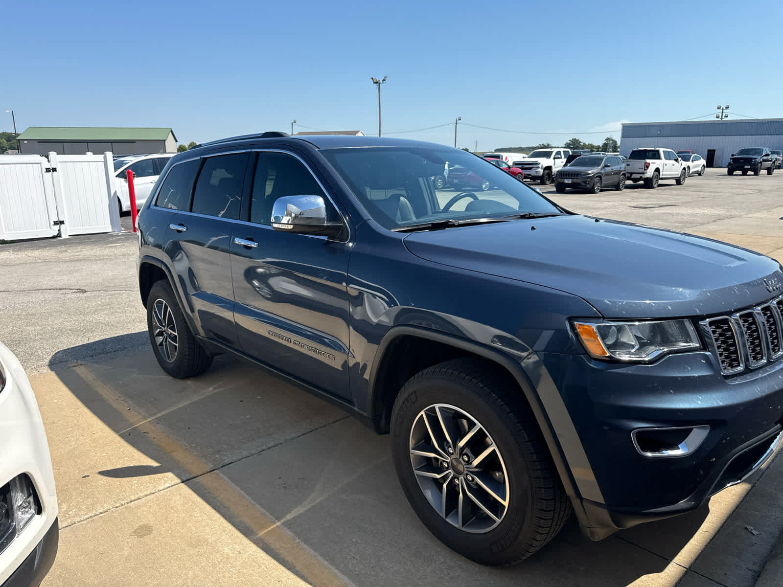Used 2020 Jeep Grand Cherokee Limited AWD/4WD image 2