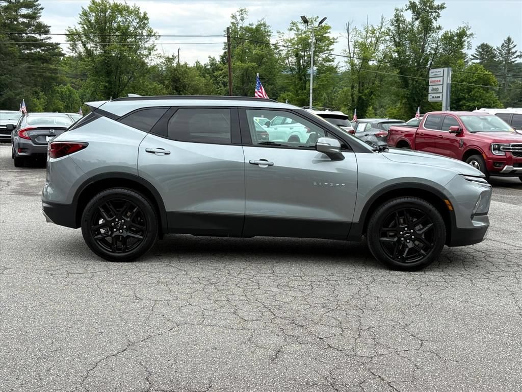 Used 2024 Chevrolet Blazer LT w/ Sound & Technology Package FWD image 3