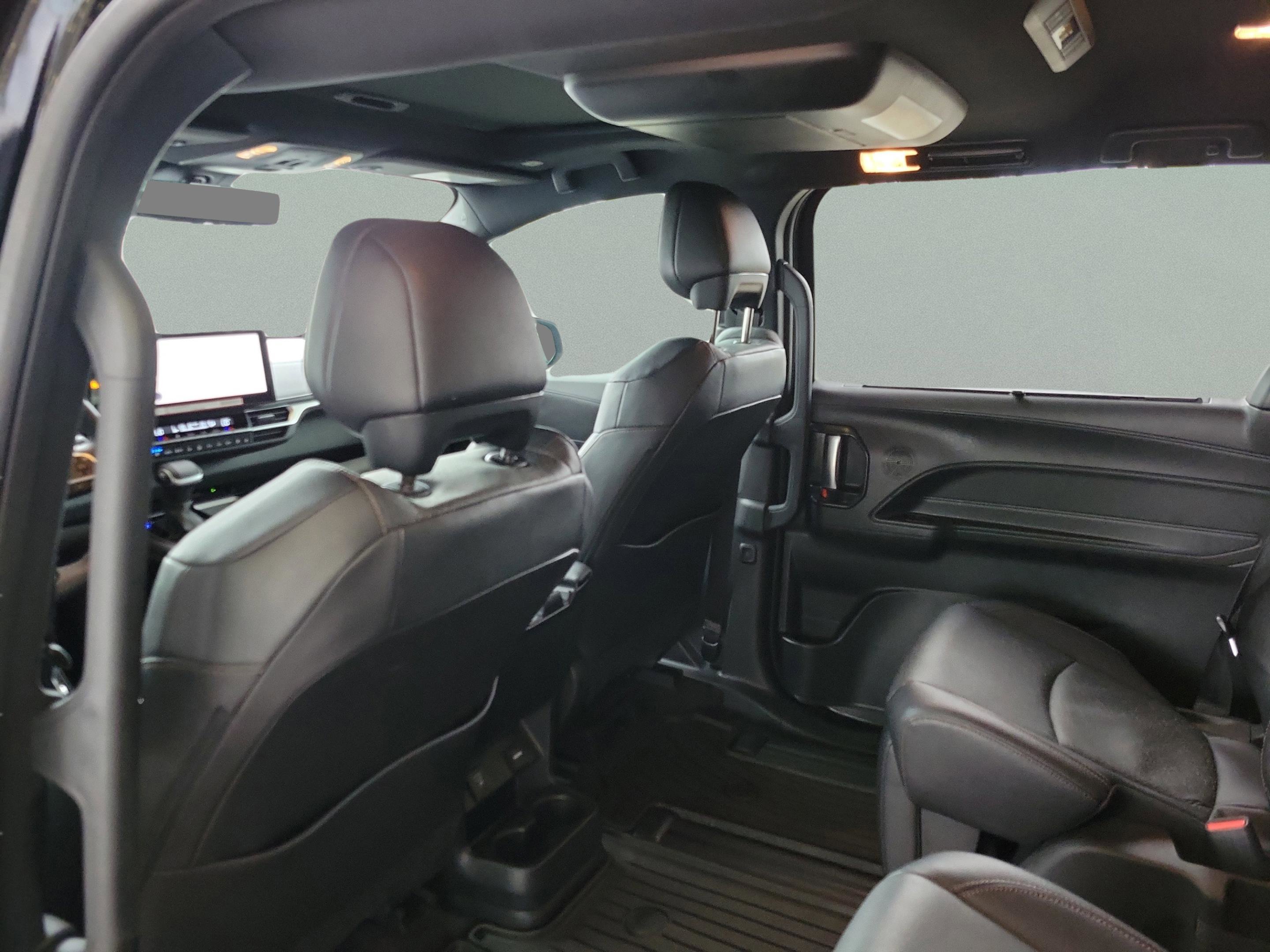 Used 2025 Toyota Sienna Limited image 22