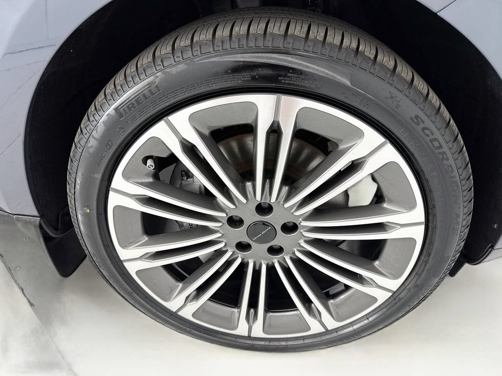 New 2026 Land Rover Range Rover Long Wheelbase SE AWD/4WD image 32