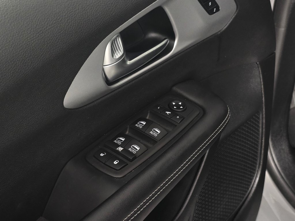 Used 2025 Chrysler Pacifica Limited FWD image 23