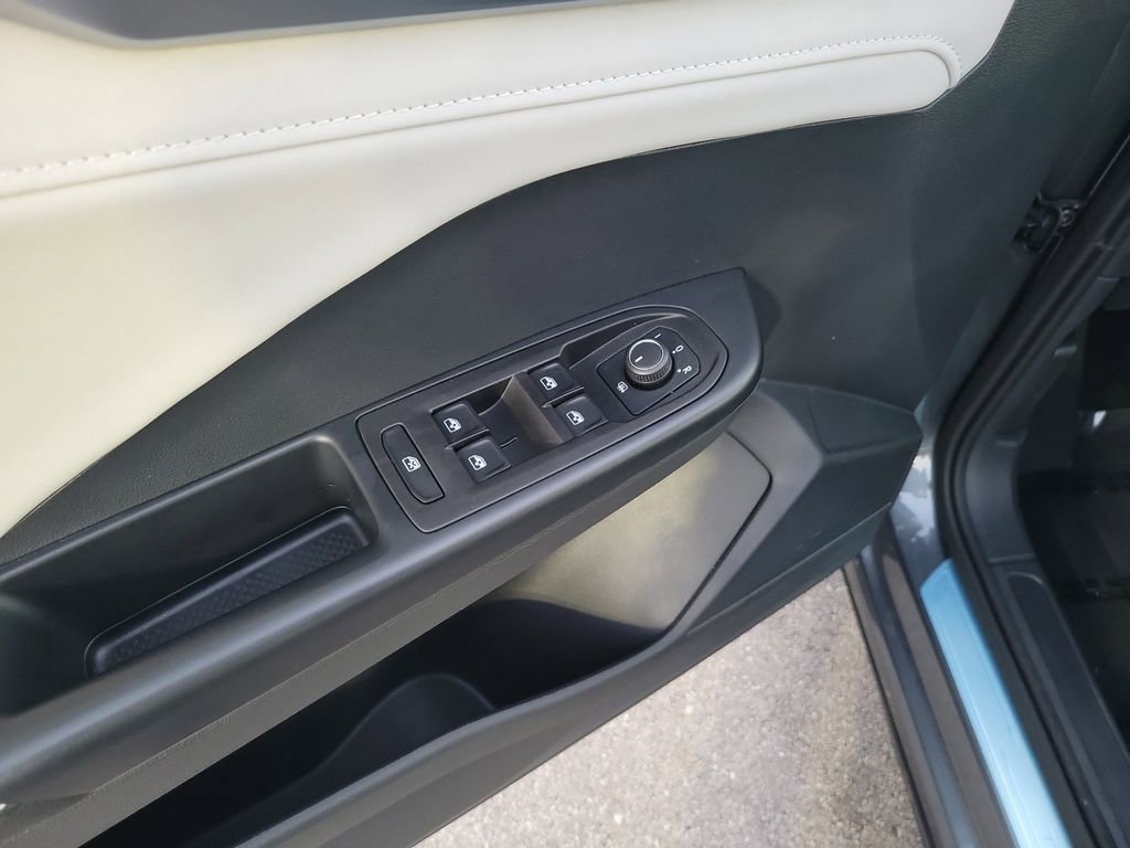 Used 2025 Volkswagen Taos SE w/ Panoramic Sunroof Package image 17