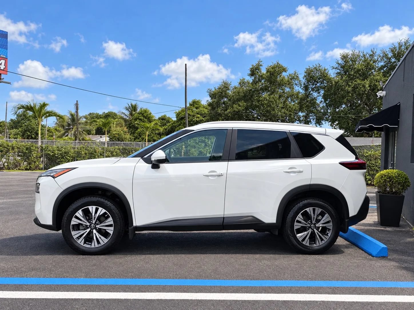 Used 2023 Nissan Rogue SV w/ SV Premium Package FWD image 5