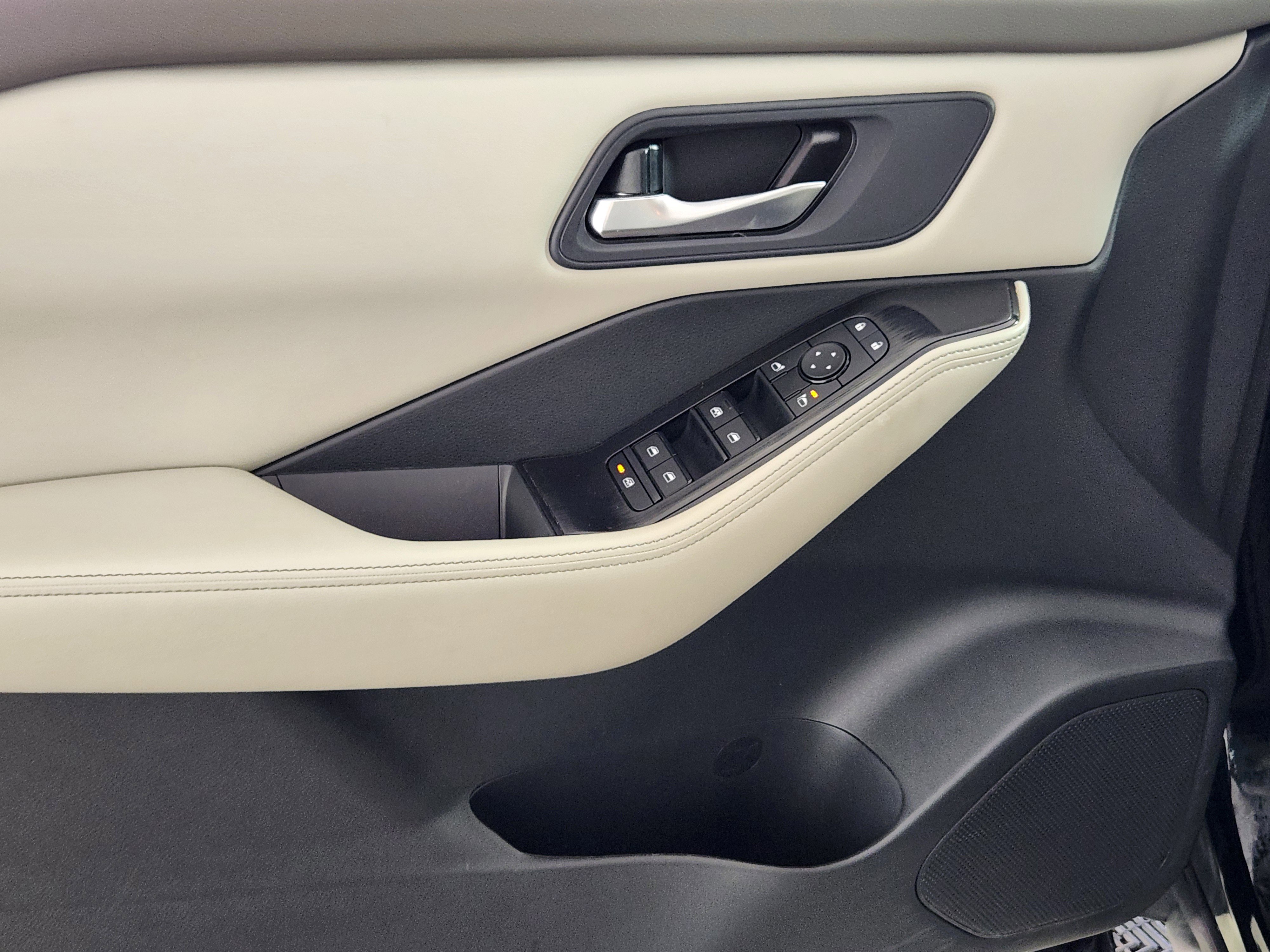 Used 2025 Nissan Rogue SV image 16