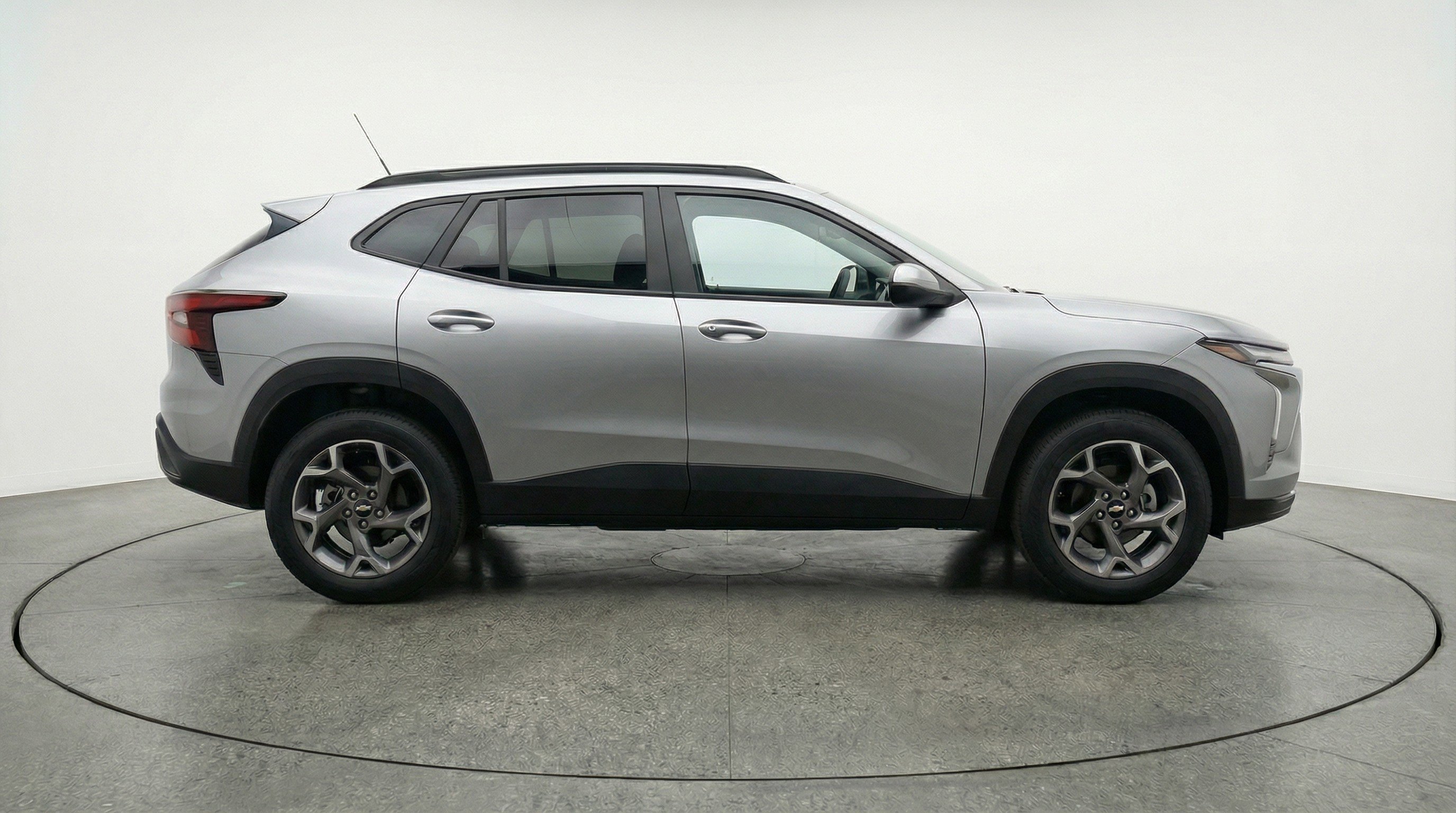 Used 2025 Chevrolet Trax LT FWD image 11