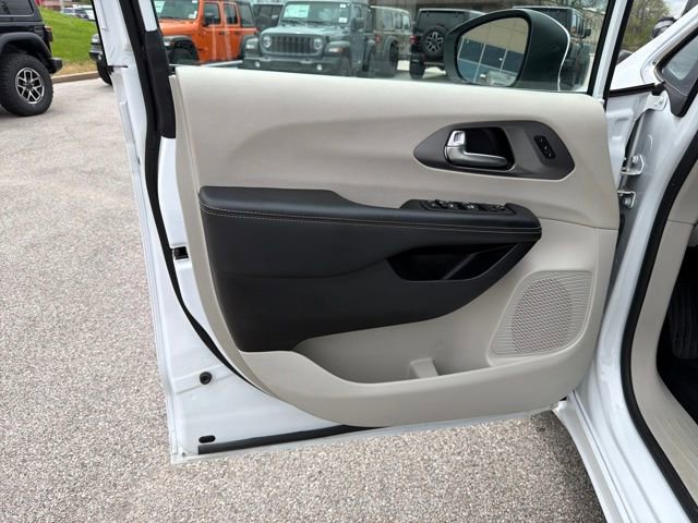 Used 2023 Chrysler Pacifica Touring-L image 20