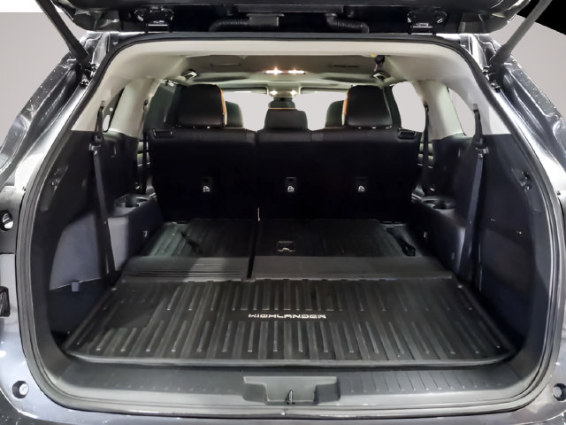 Used 2021 Toyota Highlander XLE AWD/4WD image 25