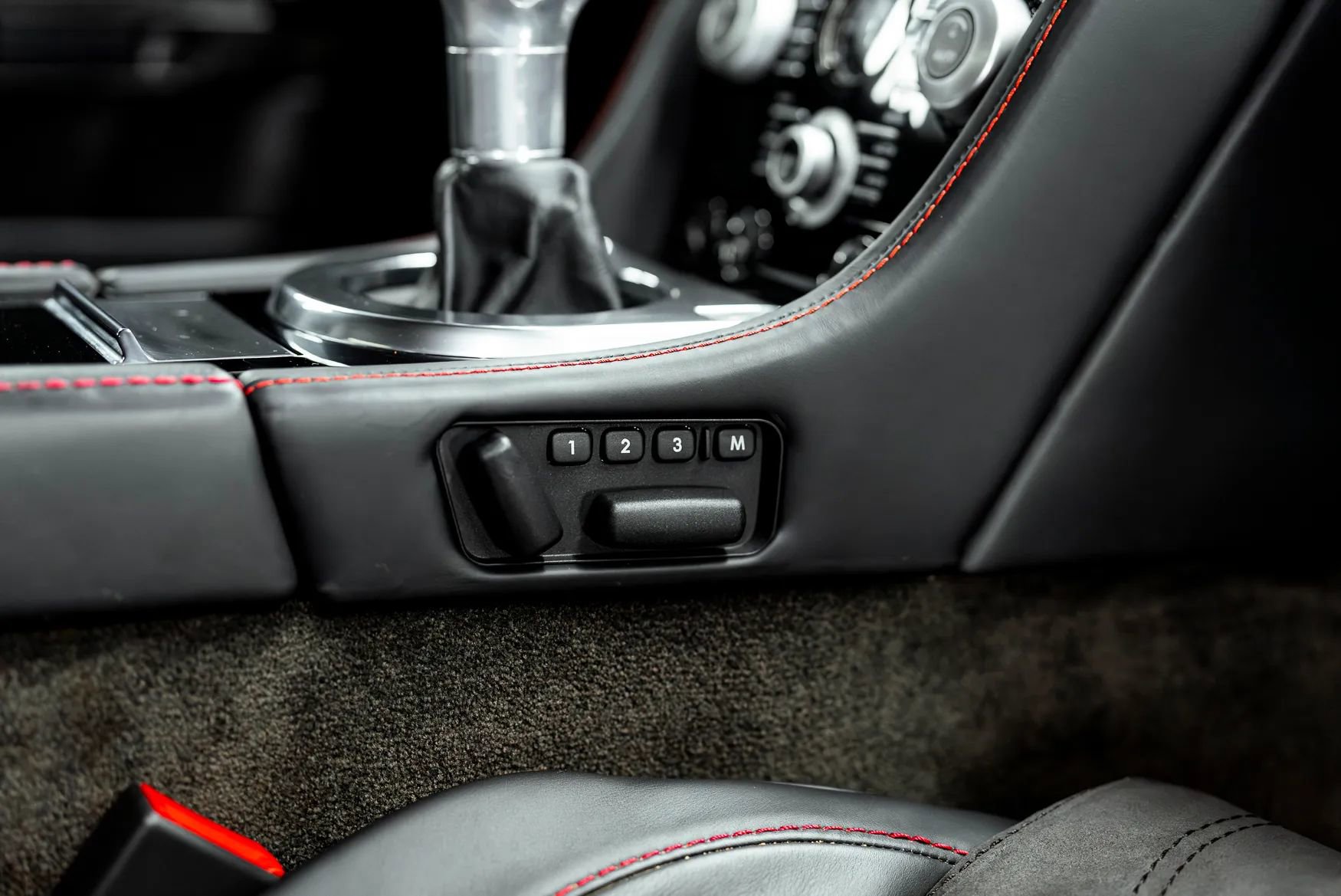 Used 2009 Aston Martin DBS Coupe RWD image 25