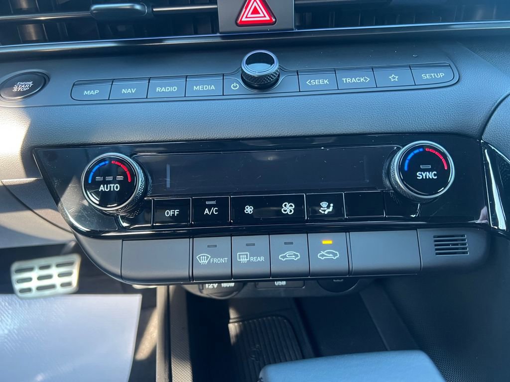 Certified 2025 Hyundai Elantra SEL FWD image 19