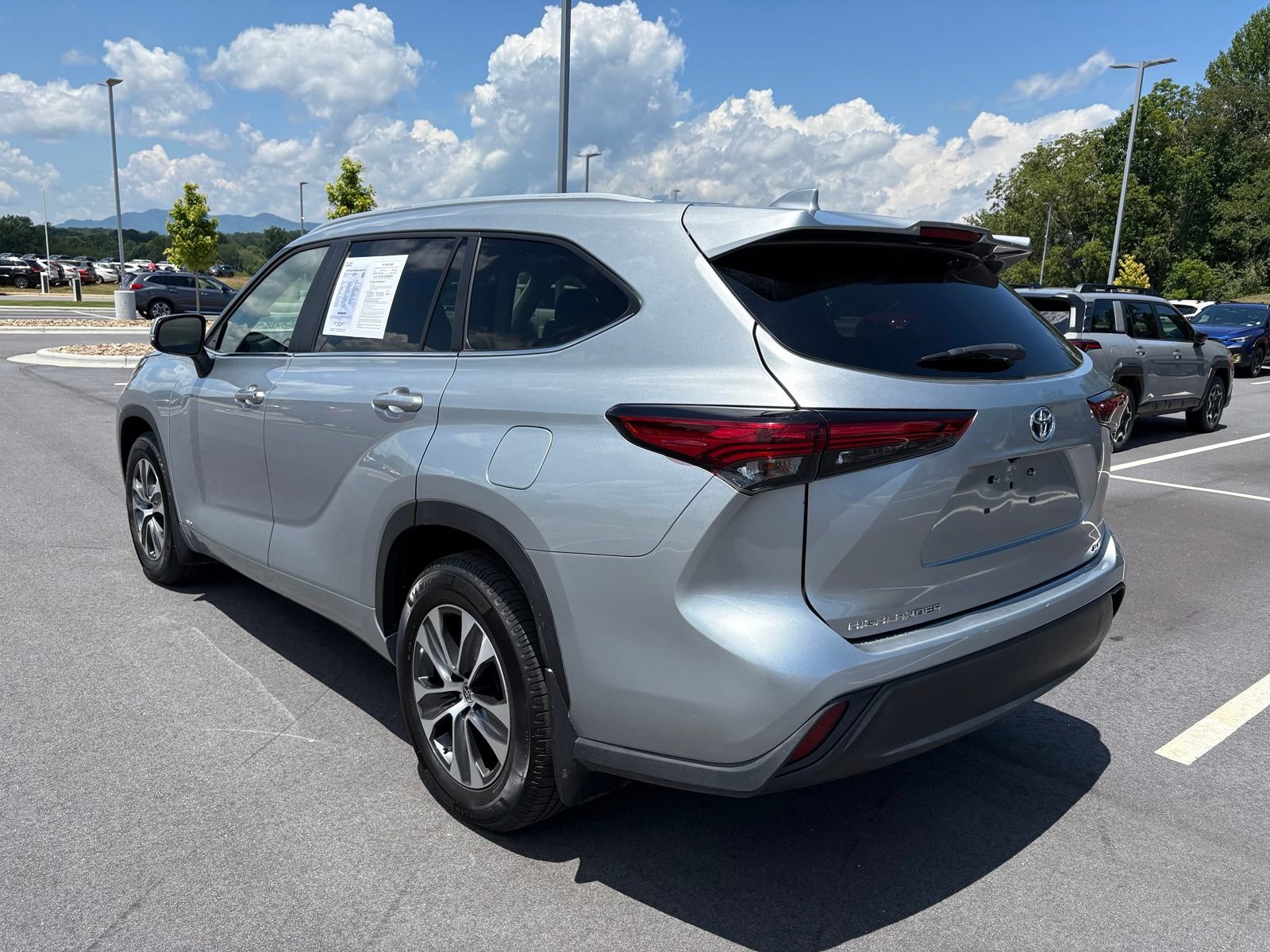 Used 2023 Toyota Highlander XLE AWD/4WD image 5