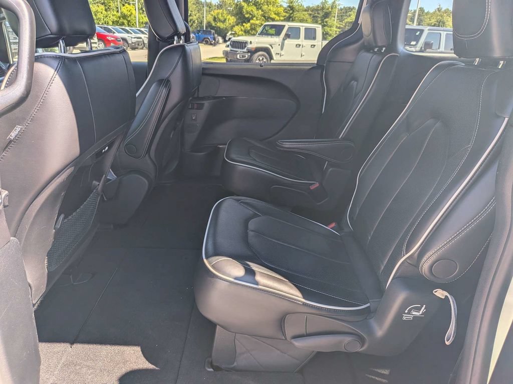 Used 2025 Chrysler Pacifica Limited FWD image 14