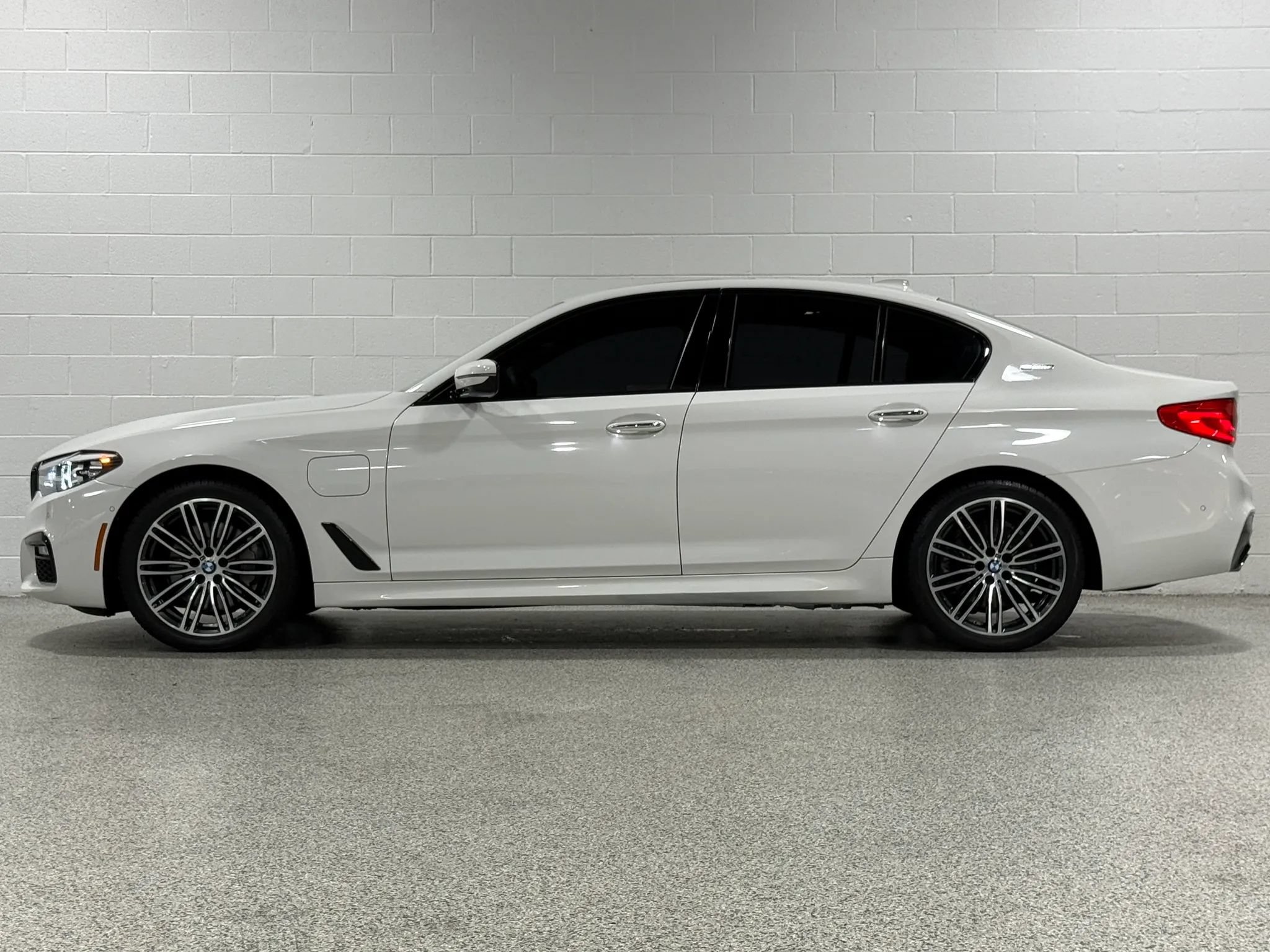 Used 2018 BMW 530e xDrive w/ M Sport Package 2 AWD/4WD image 9