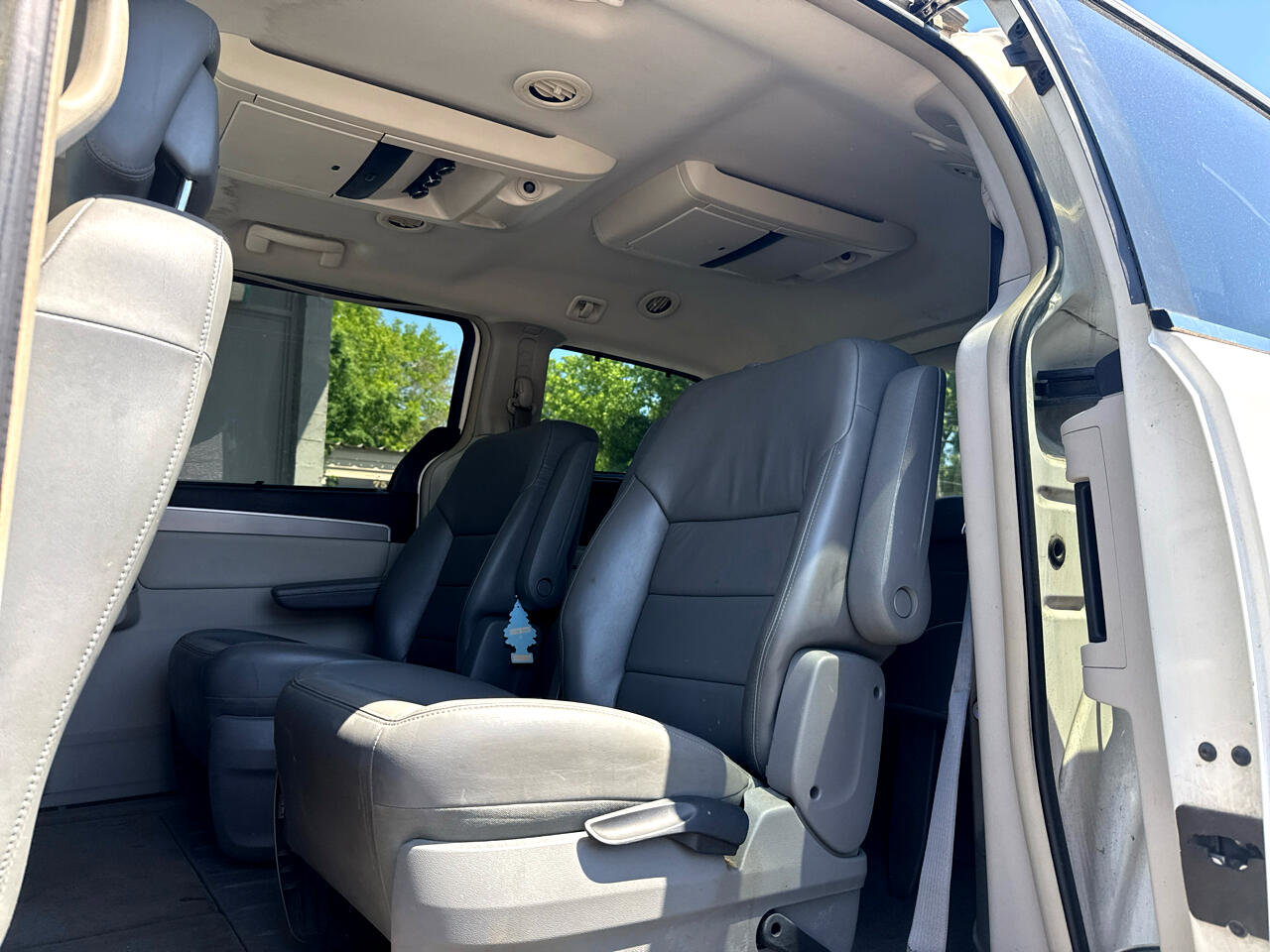 Used 2010 Volkswagen Routan SEL image 9