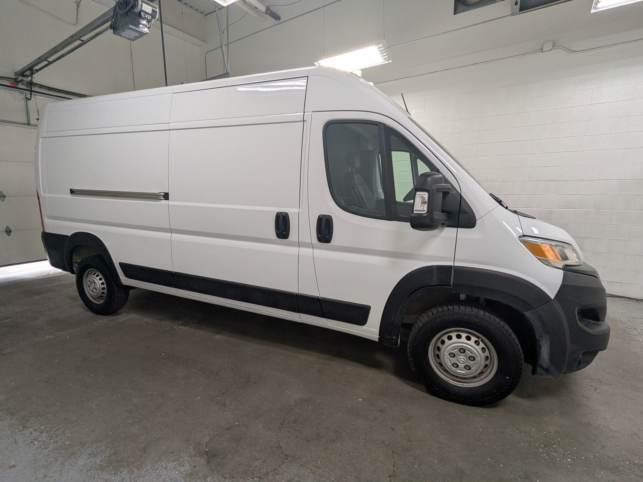 Used 2025 RAM ProMaster 2500 w/ Convenience Group FWD image 3