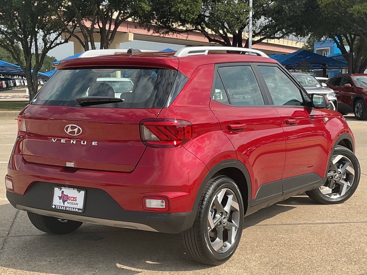 Used 2025 Hyundai Venue SEL FWD image 4