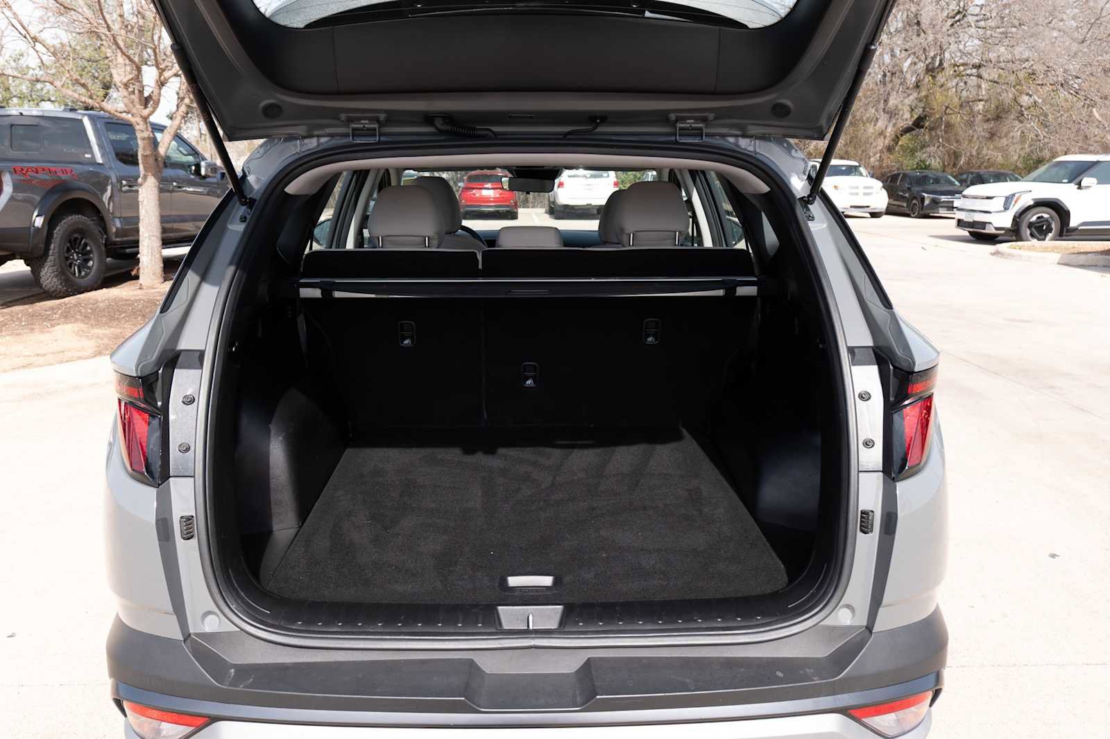 Used 2025 Hyundai Tucson SE image 27