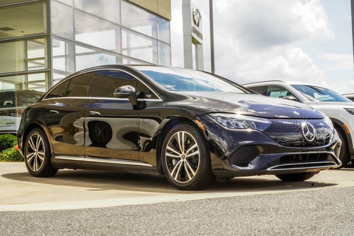 Used 2023 Mercedes-Benz EQE 500 4MATIC Sedan image 4