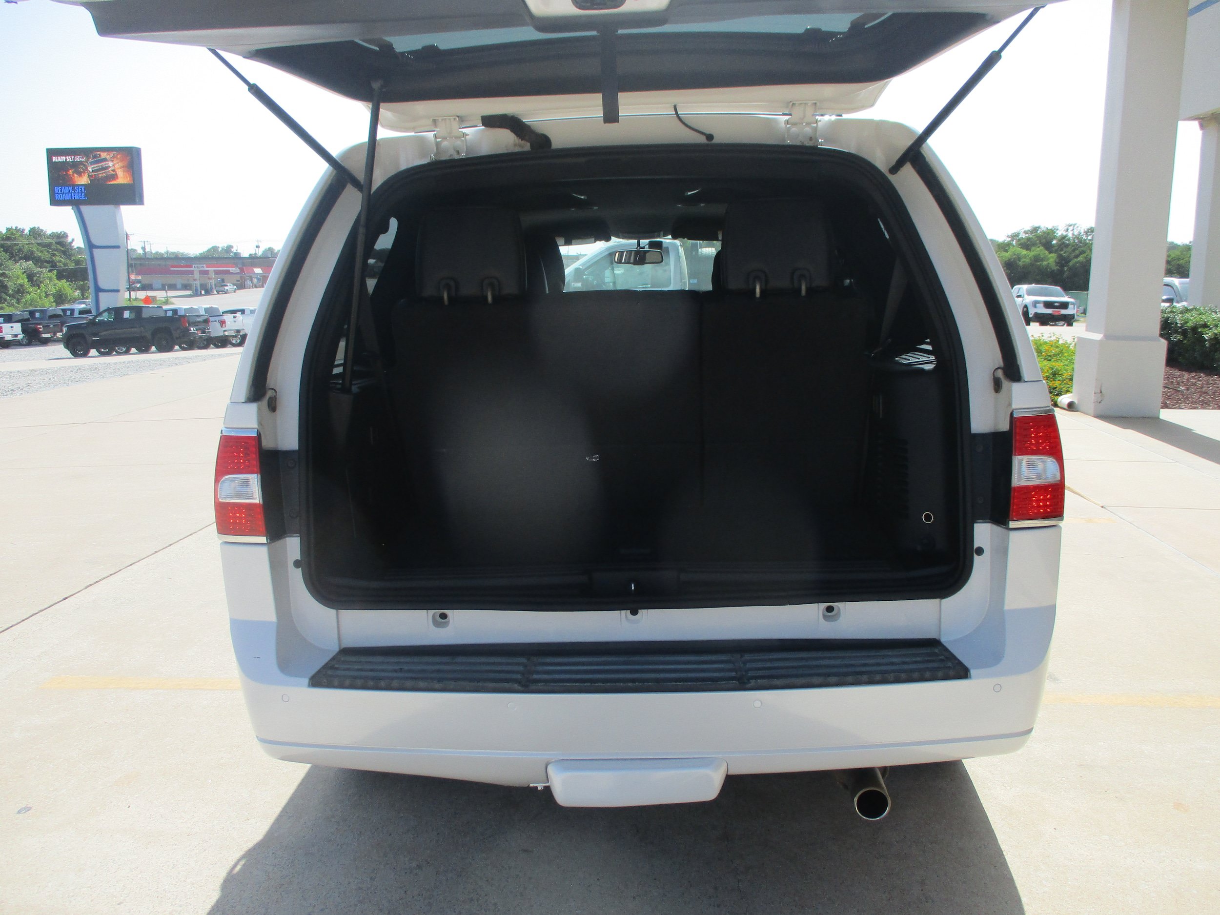 Used 2014 Lincoln Navigator 2WD image 8