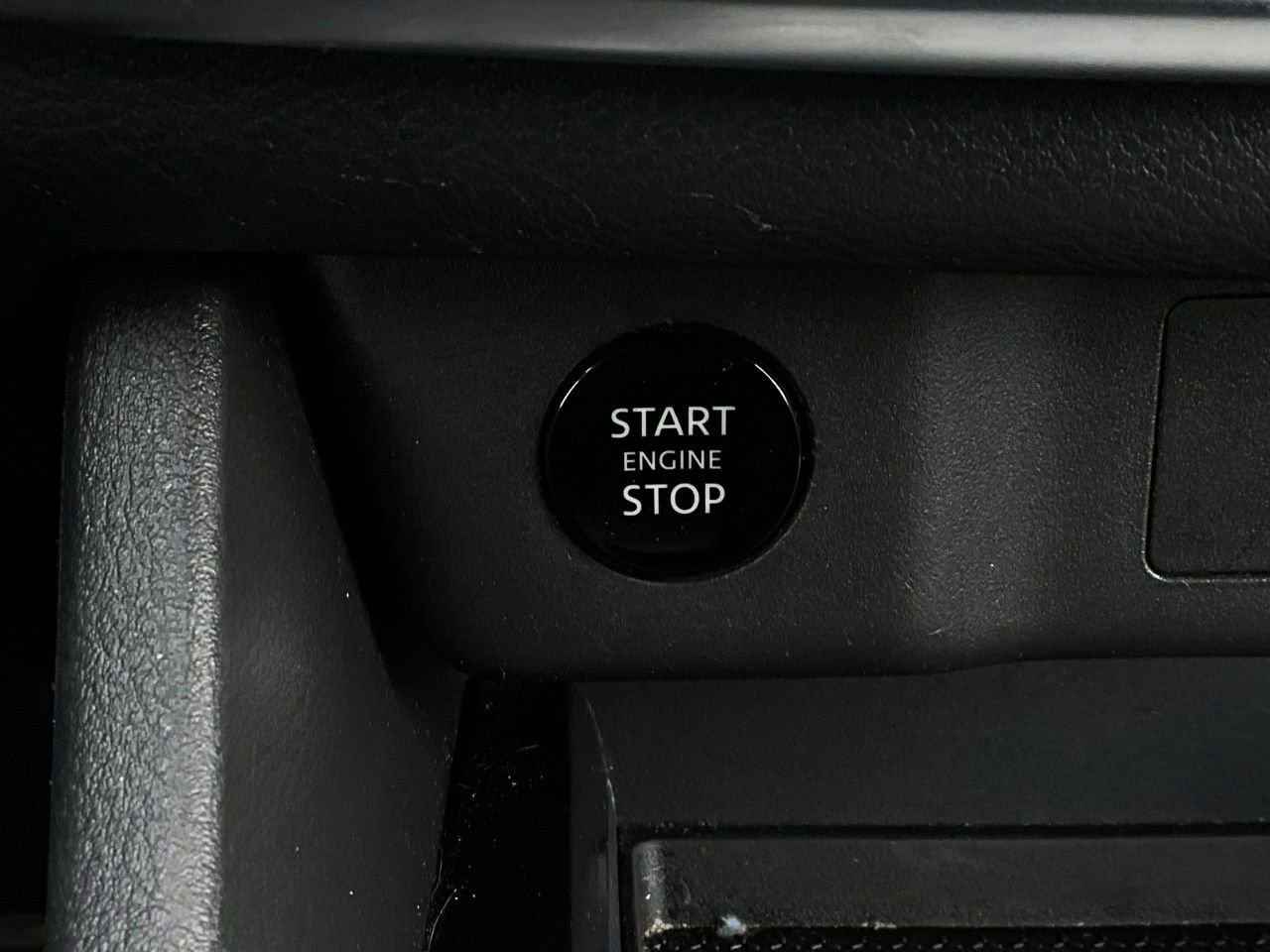 Used 2025 Nissan Rogue SV image 26