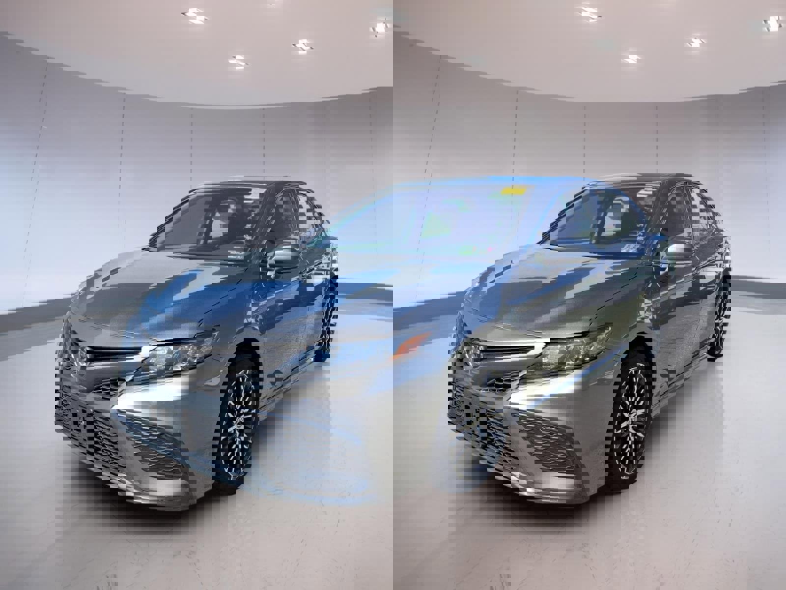 Used 2024 Toyota Camry SE image 2