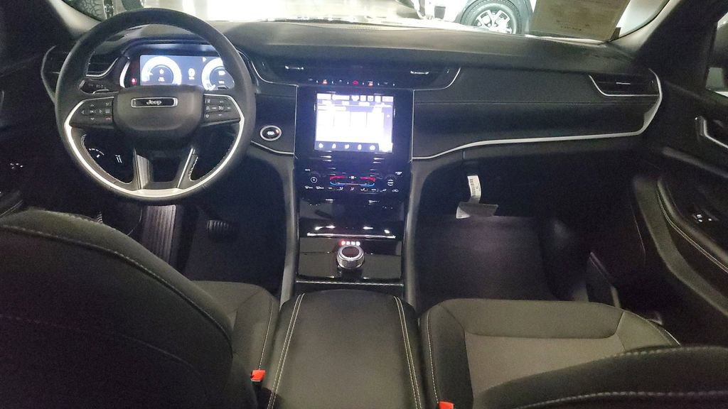 Used 2025 Jeep Grand Cherokee Laredo X image 11