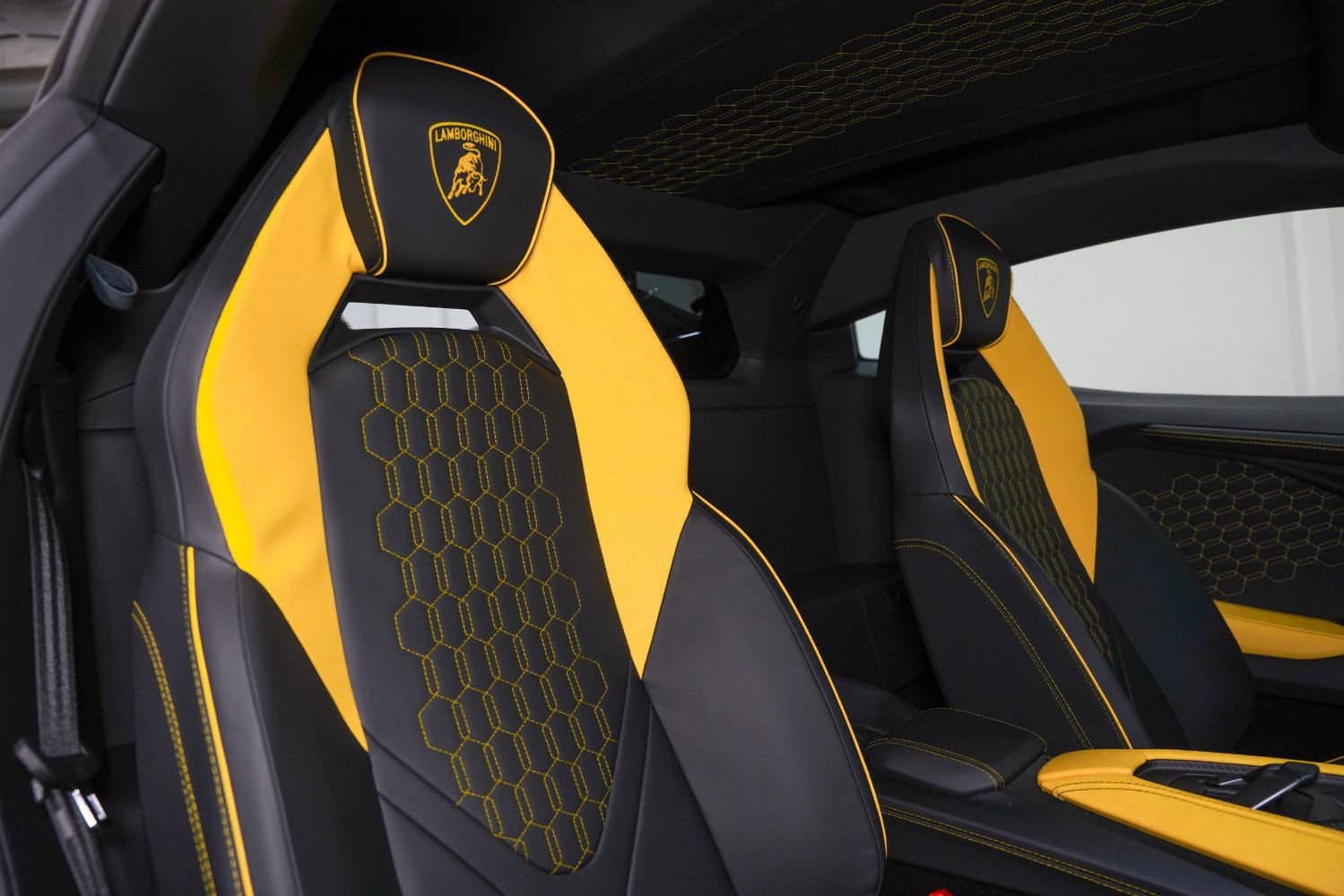 Used 2024 Lamborghini Revuelto AWD/4WD image 31