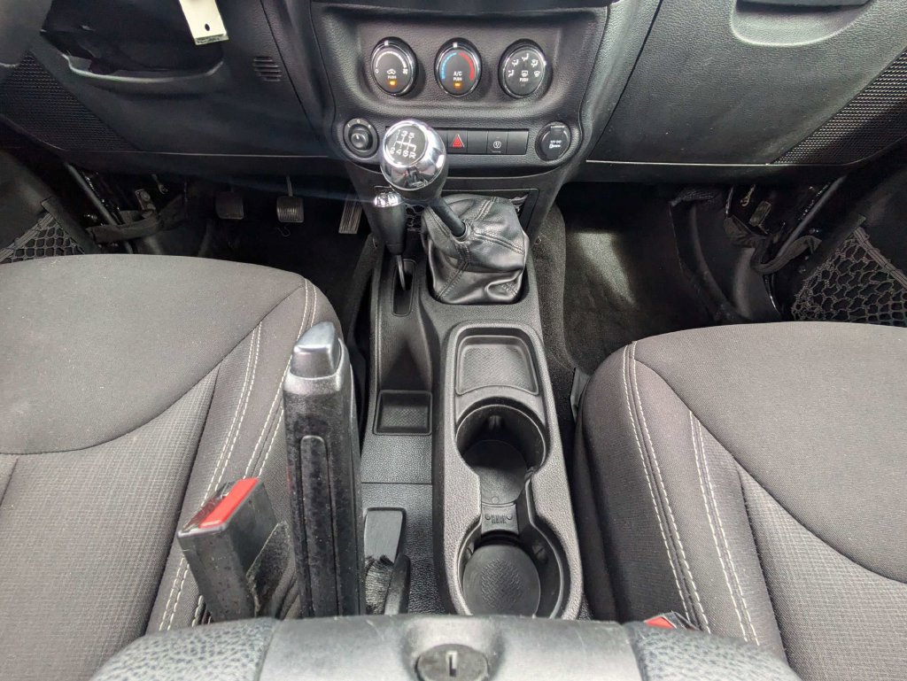 Used 2014 Jeep Wrangler Unlimited Rubicon w/ Connectivity Group AWD/4WD image 19