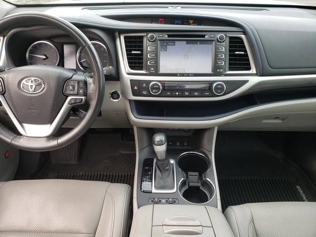 Used 2018 Toyota Highlander Limited Platinum image 13