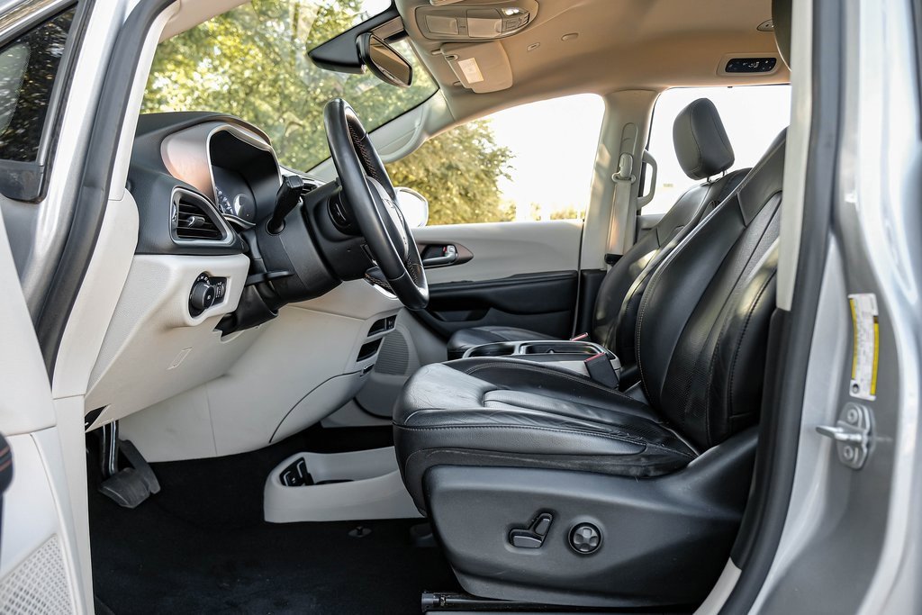 Used 2019 Chrysler Pacifica Touring-L image 42