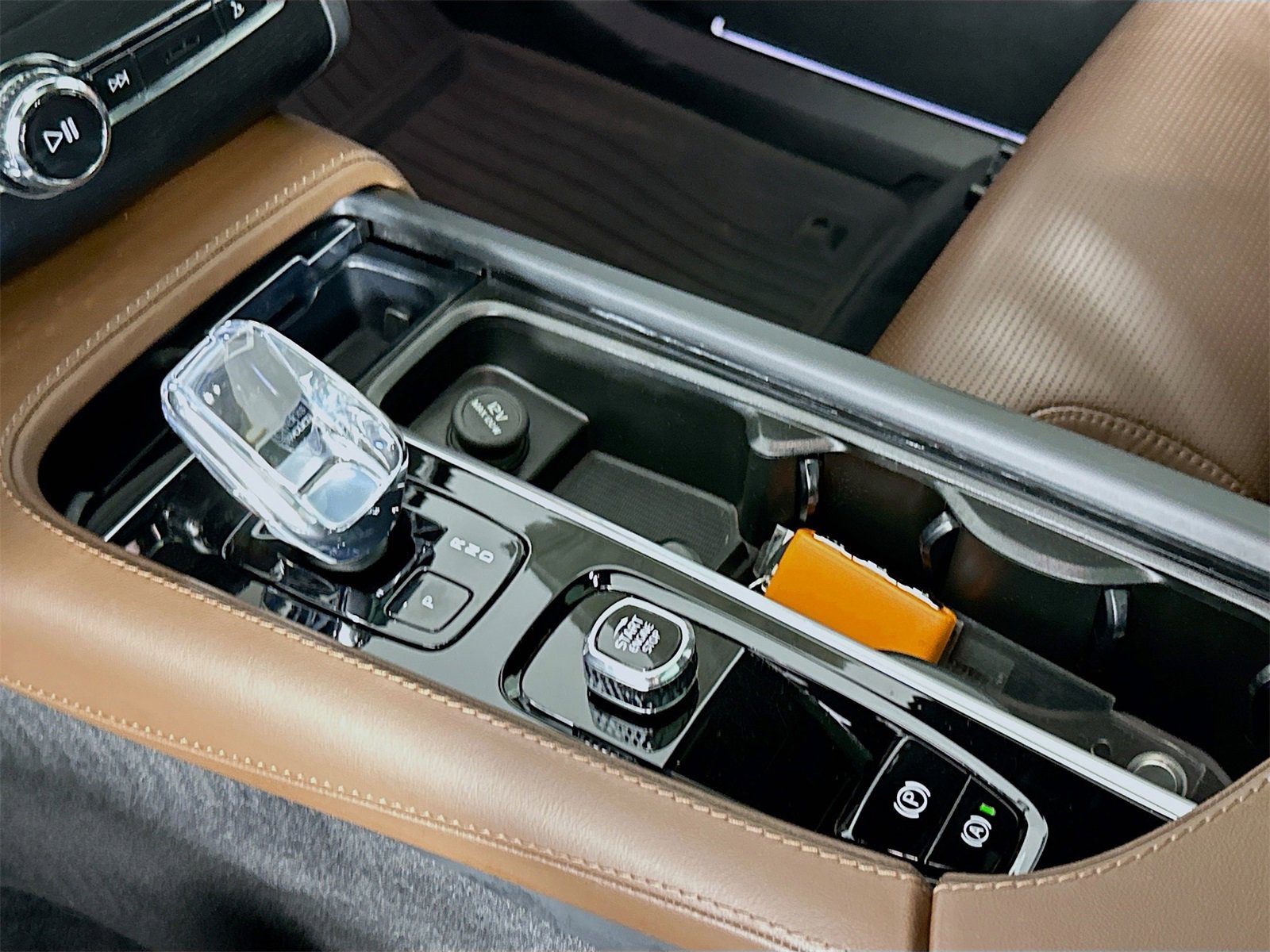 Used 2024 Volvo XC90 T8 Ultimate w/ Lounge Package image 17