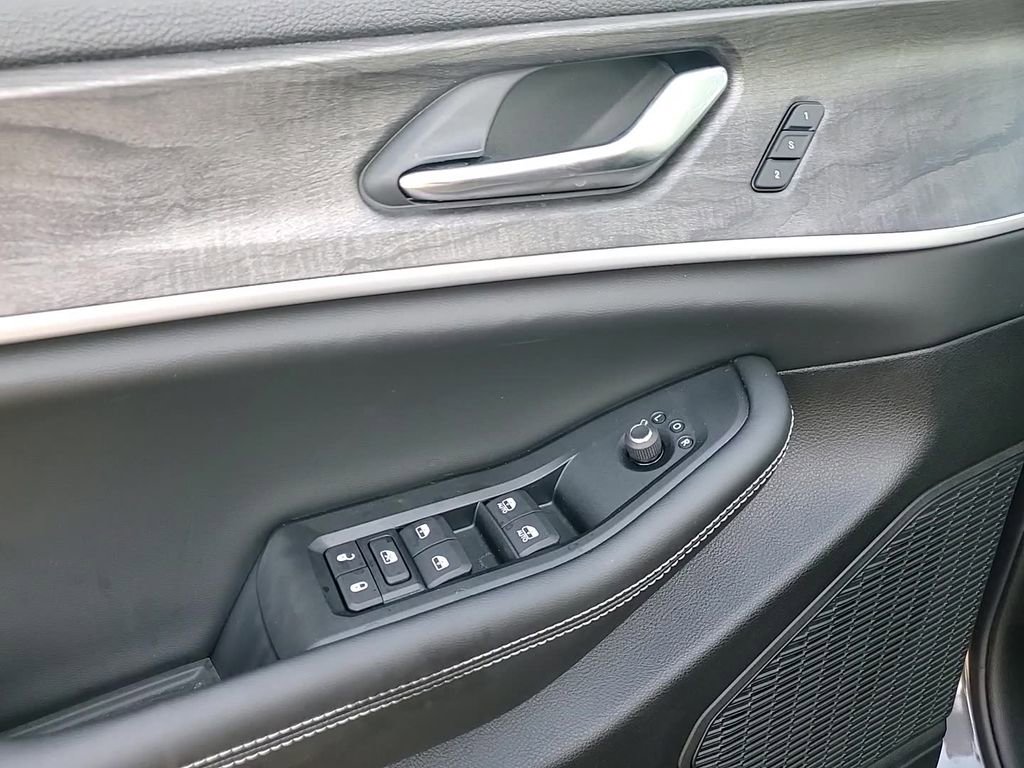 New 2025 Jeep Grand Cherokee L Limited w/ Luxury Tech Group II image 9