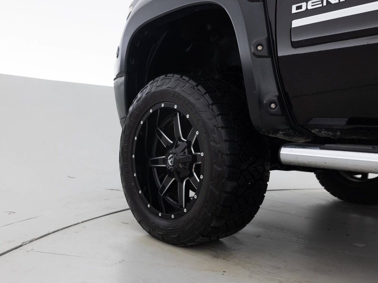 Used 2013 GMC Sierra 2500 Denali w/ Suspension Package, Off-Road AWD/4WD image 17
