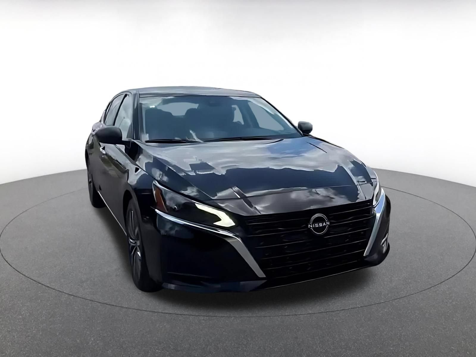 Used 2025 Nissan Altima 2.5 SV FWD image 3