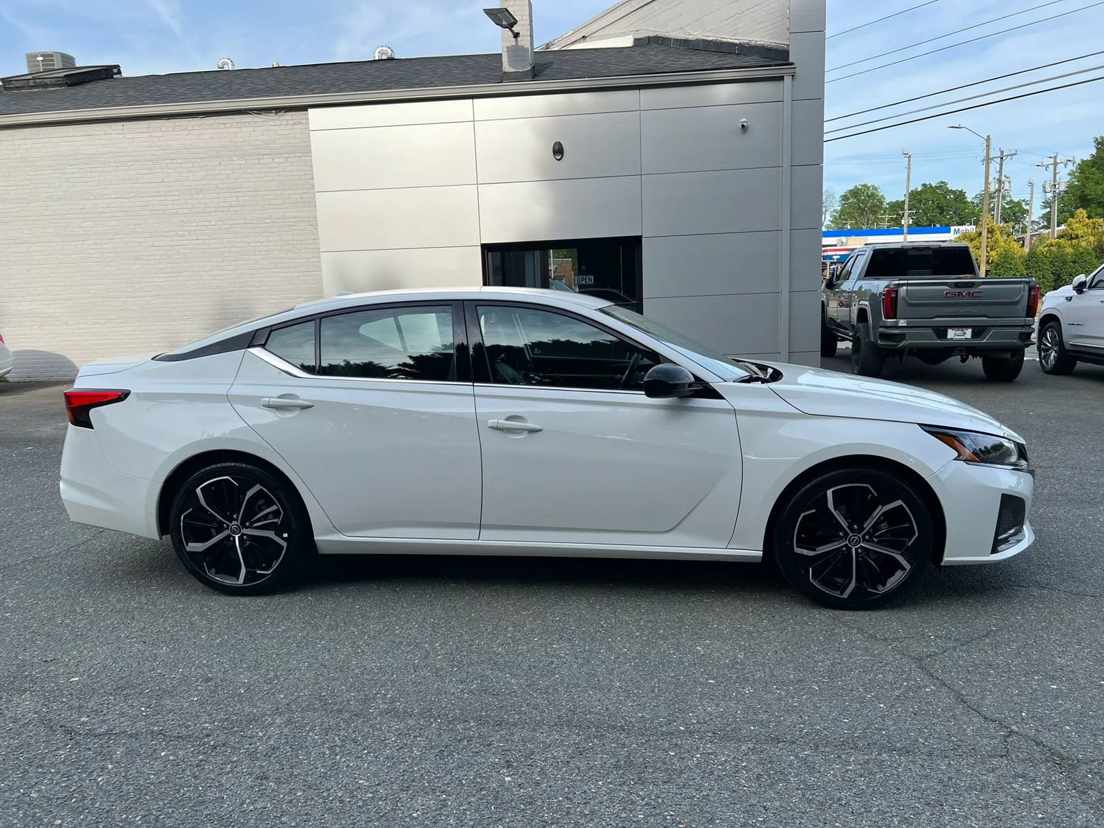 Used 2024 Nissan Altima 2.5 SR FWD image 4