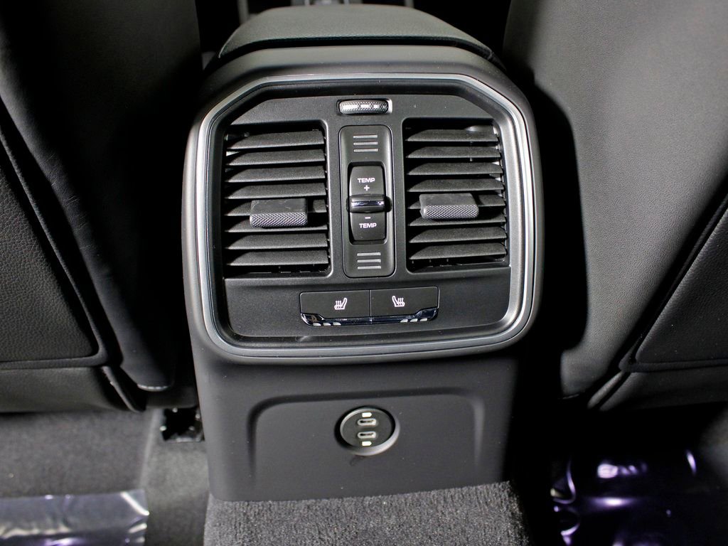 Certified 2026 Porsche Macan AWD/4WD image 36