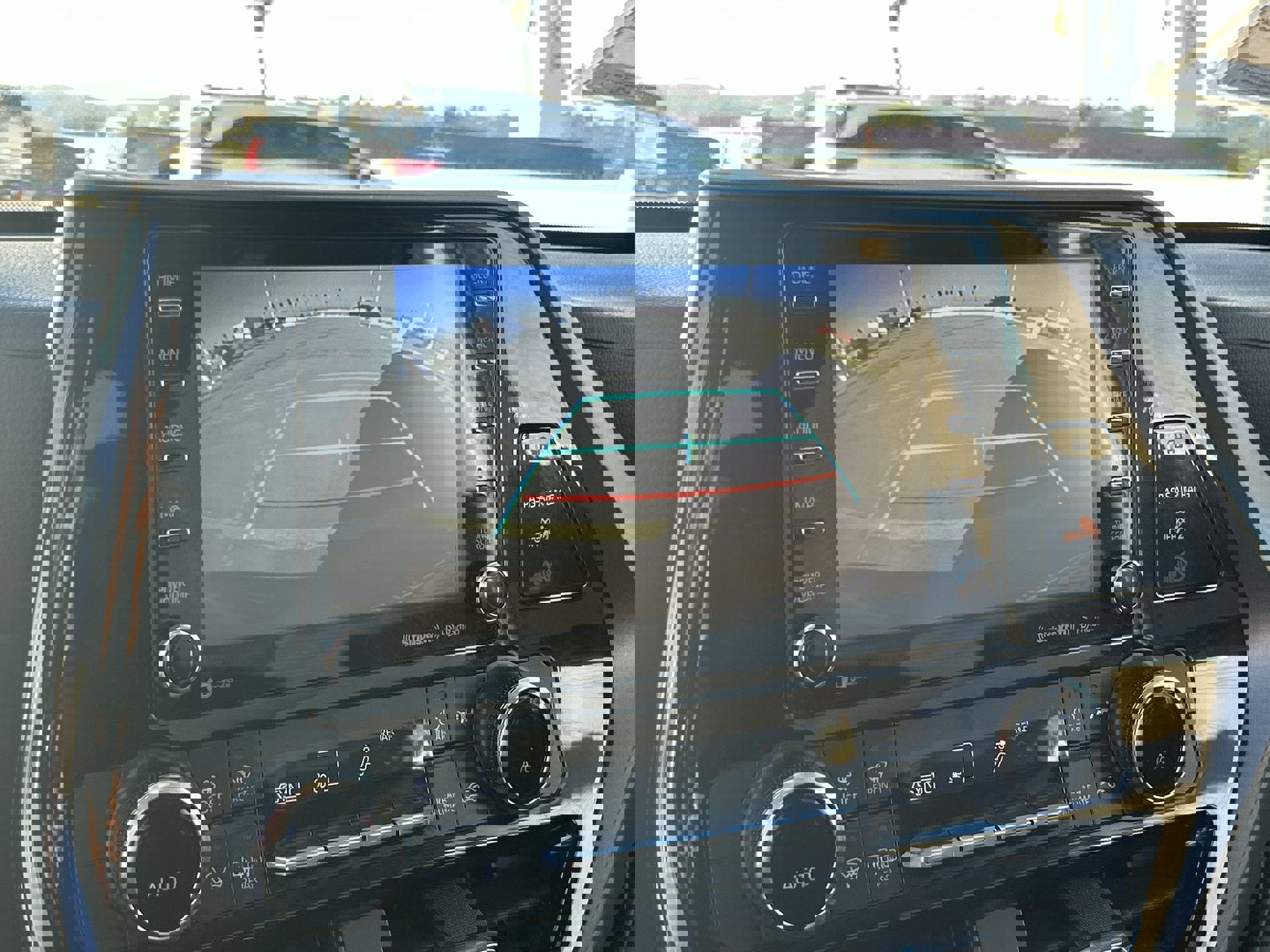 Used 2022 Toyota Highlander LE image 25