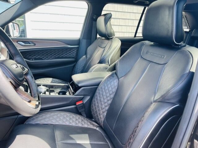 Used 2025 Jeep Grand Cherokee Summit w/ Obsidian Package AWD/4WD image 9