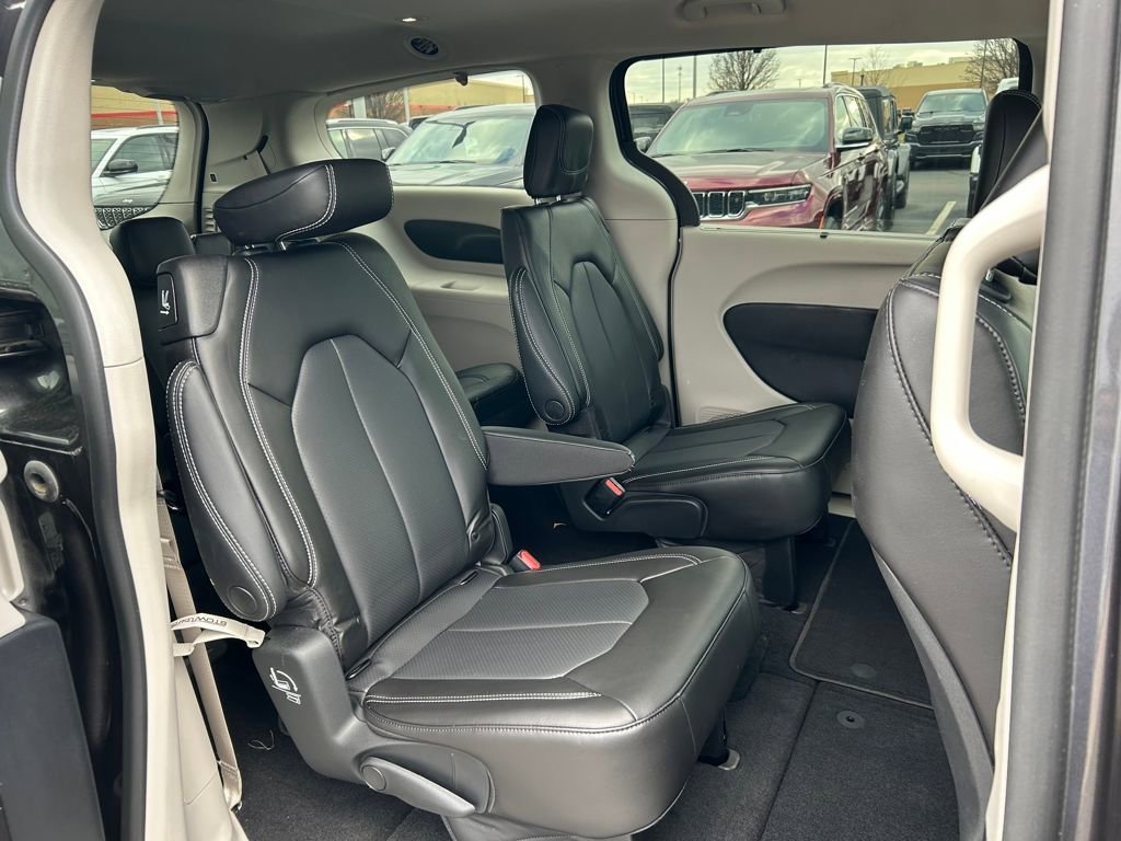 Certified 2023 Chrysler Pacifica Touring-L image 23