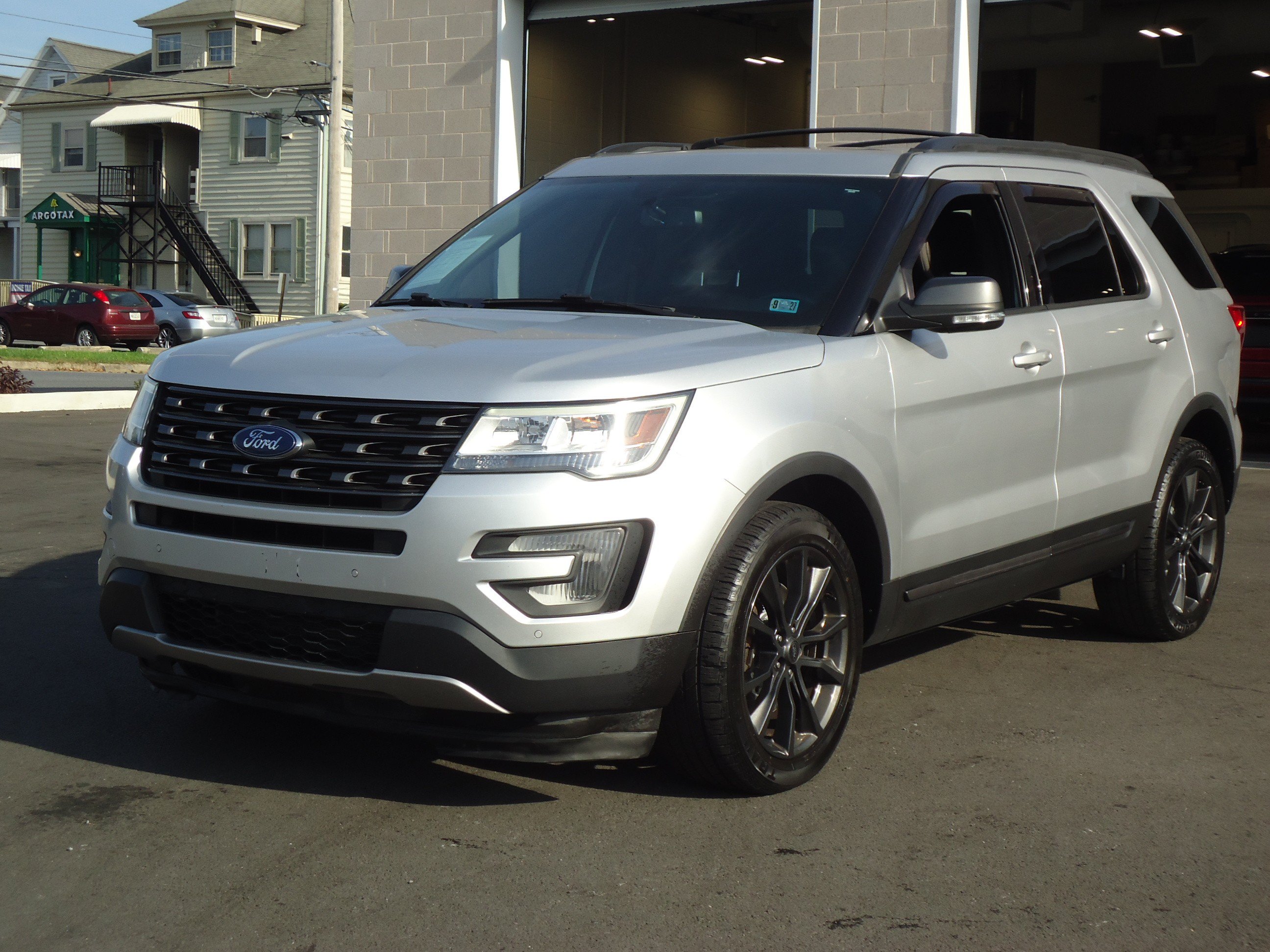 Used 2017 Ford Explorer XLT w/ Equipment Group 202A AWD/4WD image 7