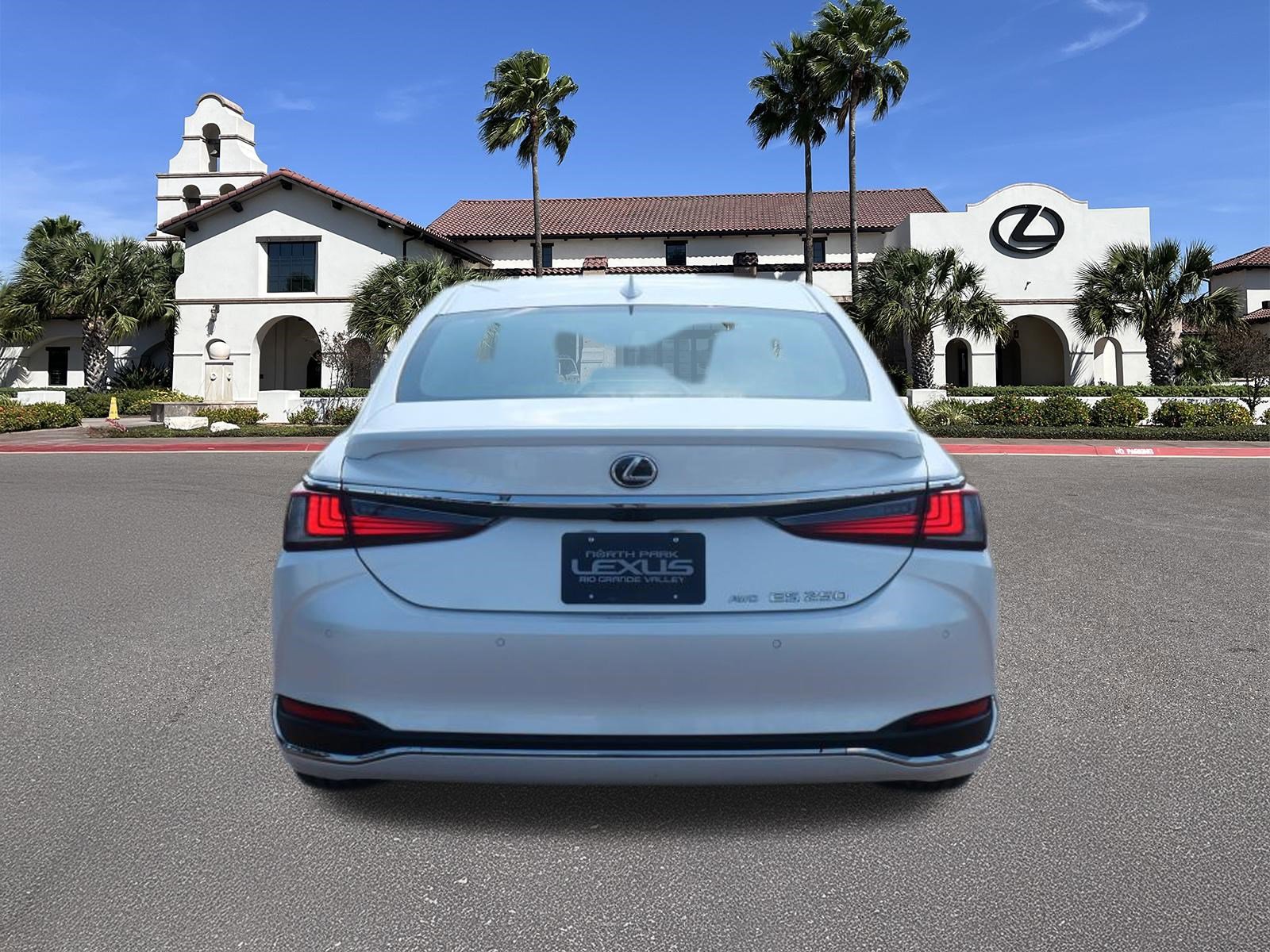 Certified 2023 Lexus ES 250 w/ Premium Package image 3