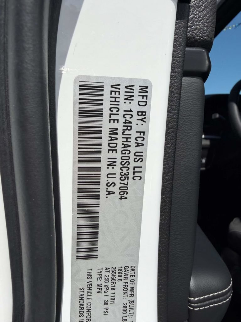 Used 2025 Jeep Grand Cherokee Laredo X w/ Luxury Tech Group I AWD/4WD image 30