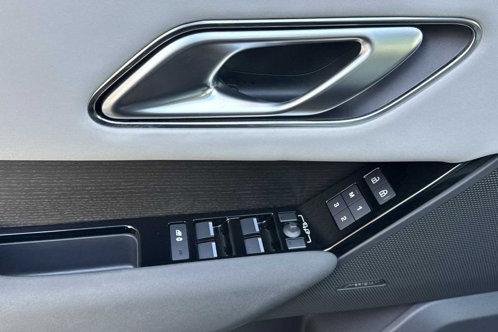 Used 2025 Land Rover Range Rover Velar Dynamic SE image 10