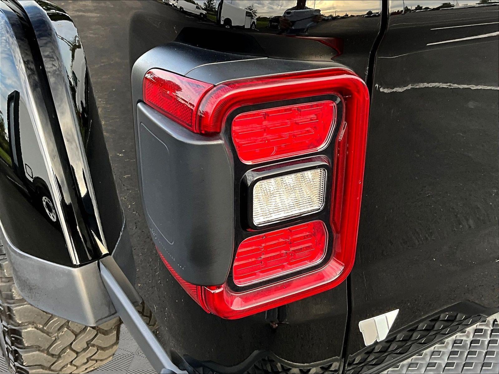 Used 2025 Jeep Gladiator Mojave w/ Convenience Group AWD/4WD image 23