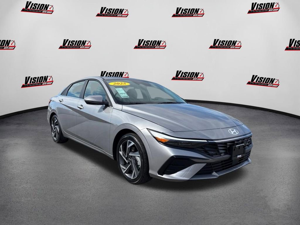 Used 2025 Hyundai Elantra Limited image 3