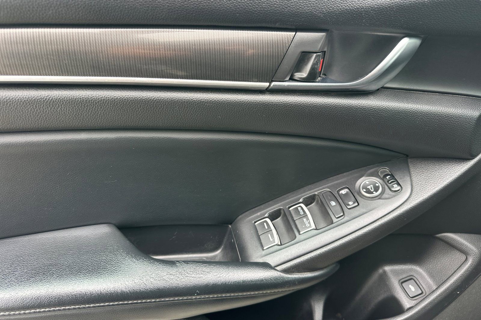 Used 2018 Honda Accord Sport image 11