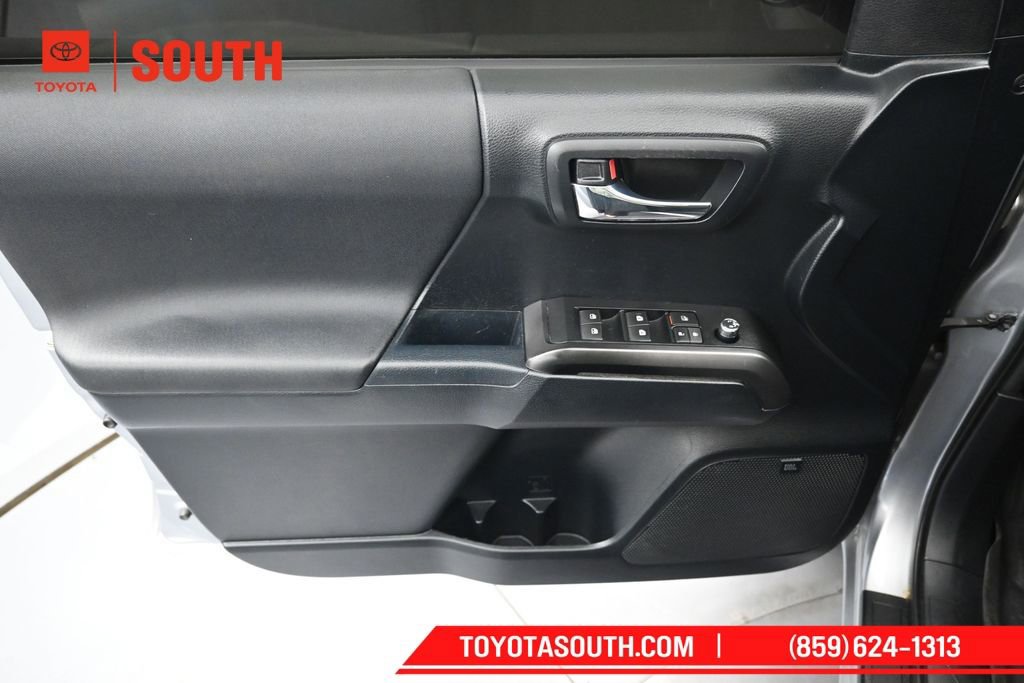 Used 2016 Toyota Tacoma TRD Off-Road AWD/4WD image 25