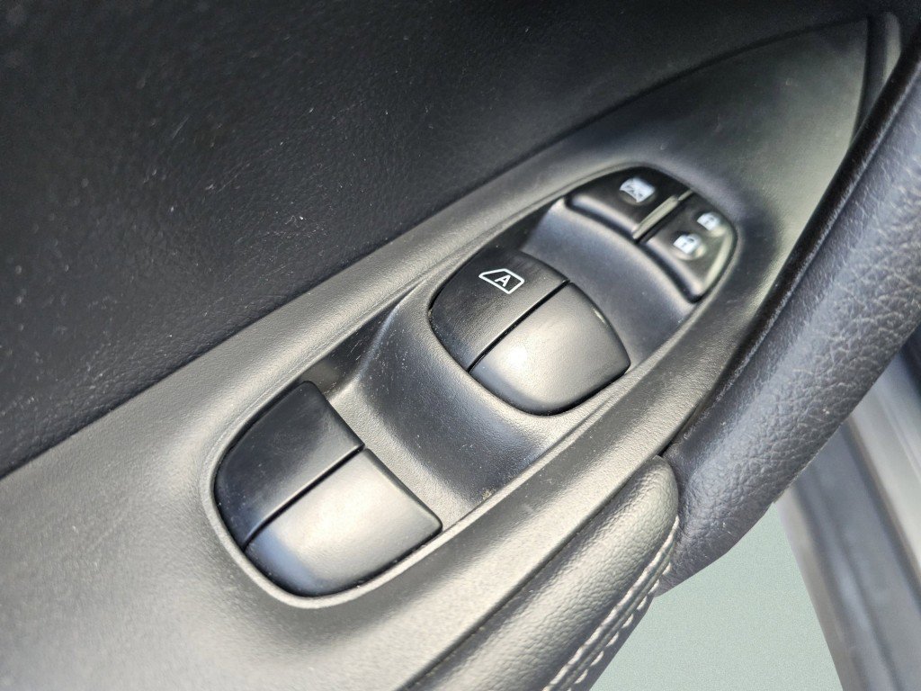 Used 2018 Nissan Rogue SV AWD/4WD image 27