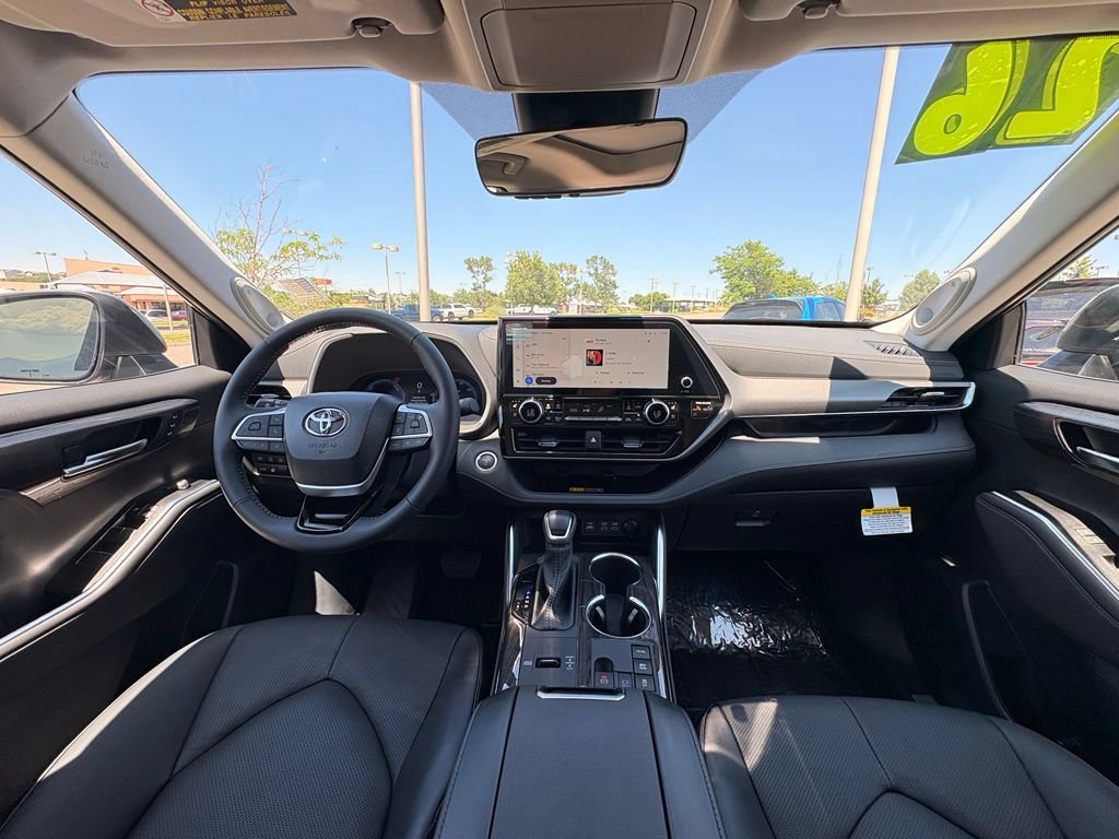 Used 2026 Toyota Highlander Limited AWD/4WD image 12