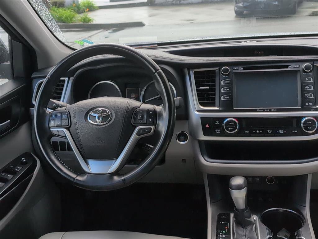 Used 2017 Toyota Highlander XLE AWD/4WD image 10